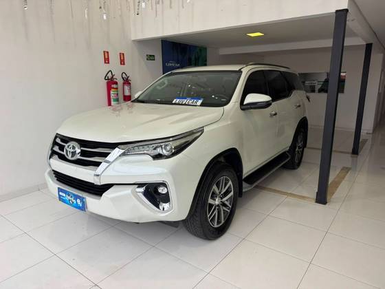 TOYOTA HILUX SW4 2.8 SRX 4X4 7 LUGARES 16V TURBO INTERCOOLER DIESEL 4P AUTOMÁTICO TOYOTA HILUX SW4 2.8 SRX 4X4 7 LUGARES 16V TURBO INTERCOOLER DIESEL 4P AUTOMÁTICO